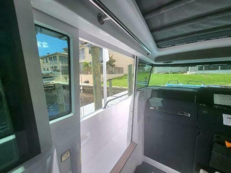 2024 Axopar 37 XC CROSS CABIN - Photo 9