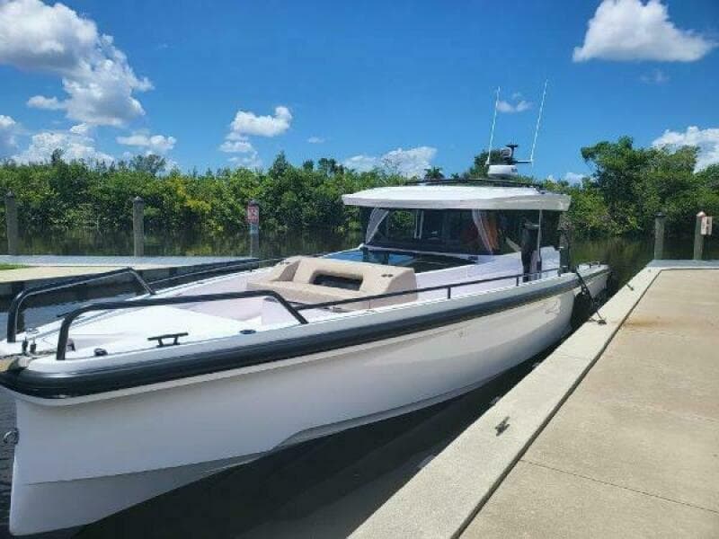2024 Axopar 37 XC CROSS CABIN - Photo 1