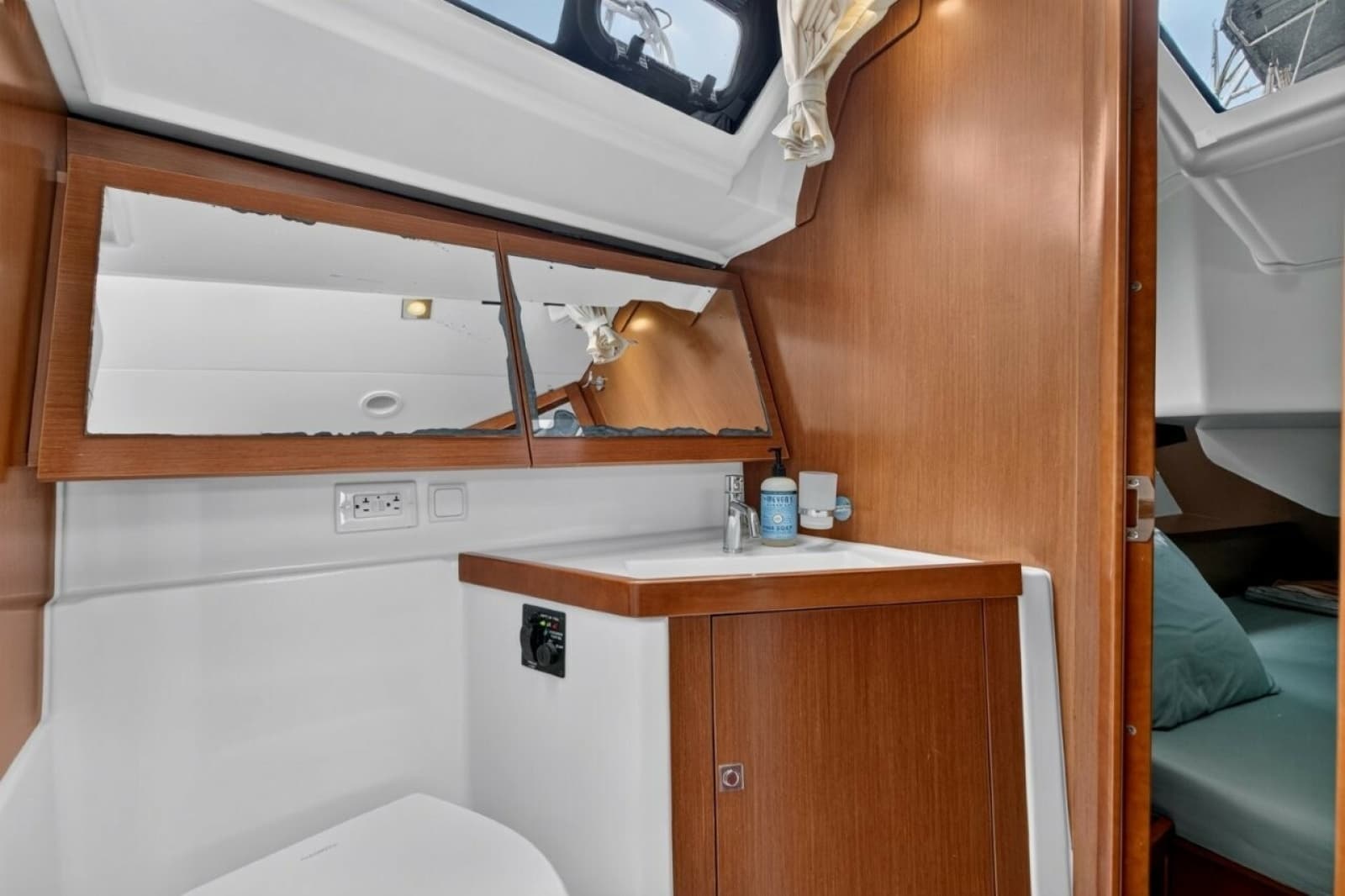 2013 Beneteau Oceanis 45 - Photo 45