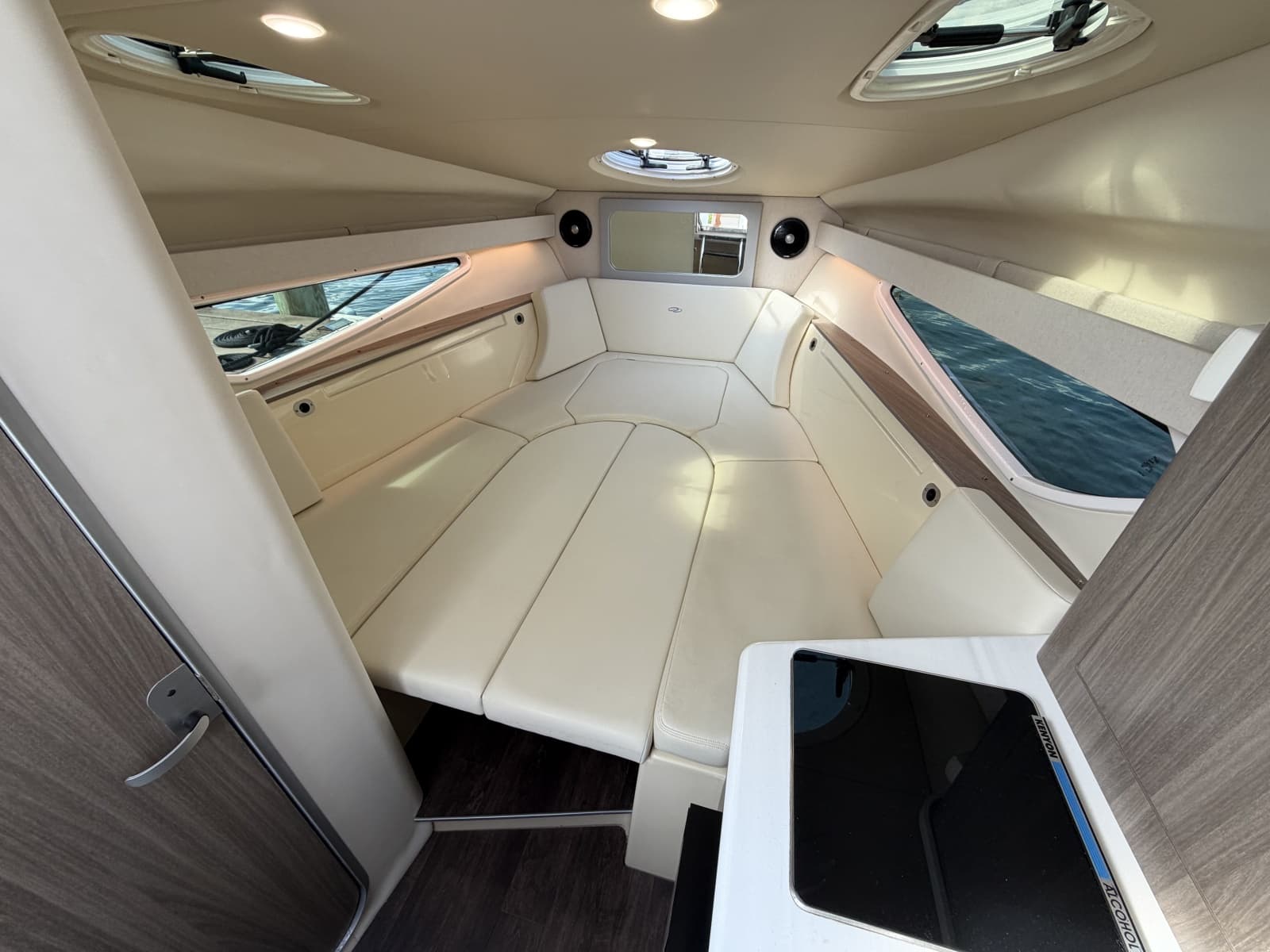 2020 Regal 28 Express - Photo 29