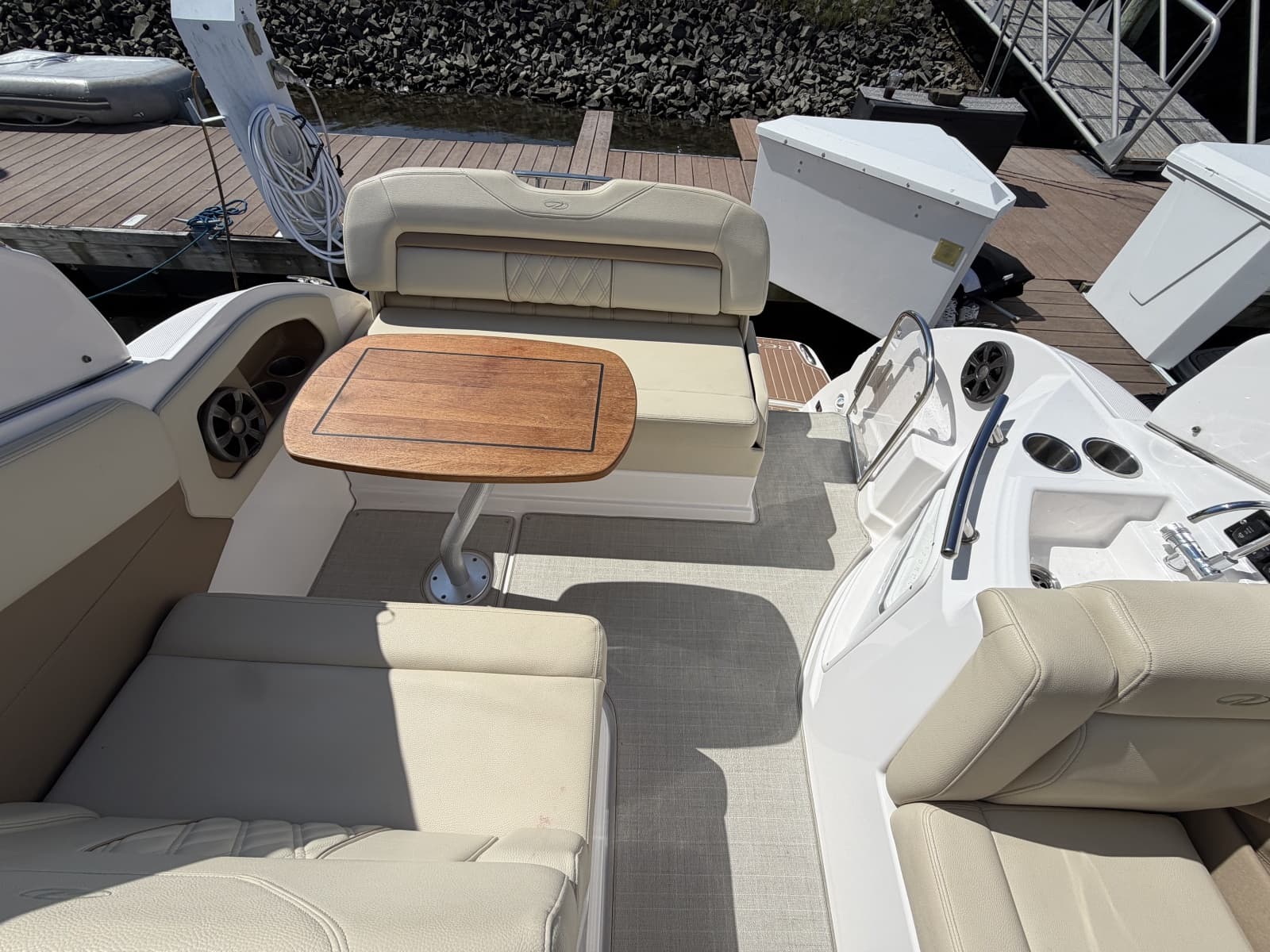 2020 Regal 28 Express - Photo 7