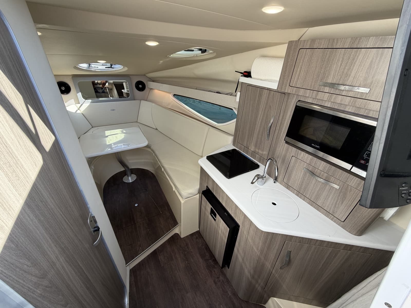 2020 Regal 28 Express - Photo 12