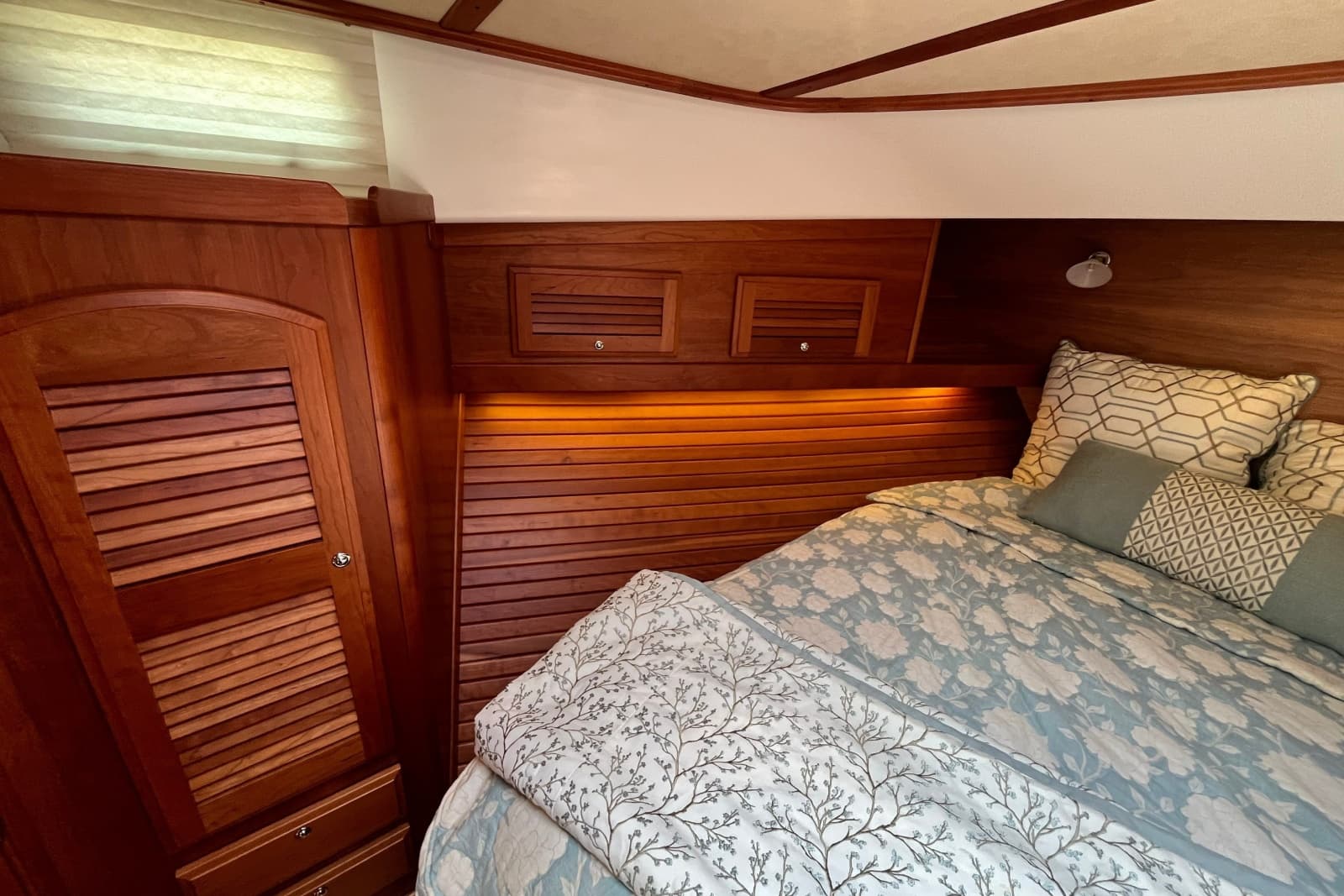 2018 Sabre 42 Fly Bridge Sedan - Photo 36