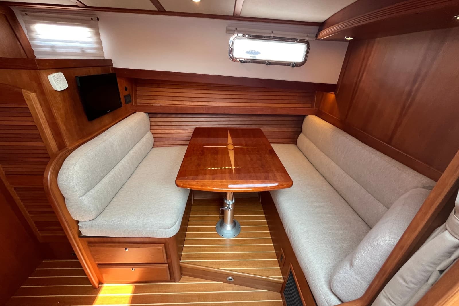 2018 Sabre 42 Fly Bridge Sedan - Photo 30