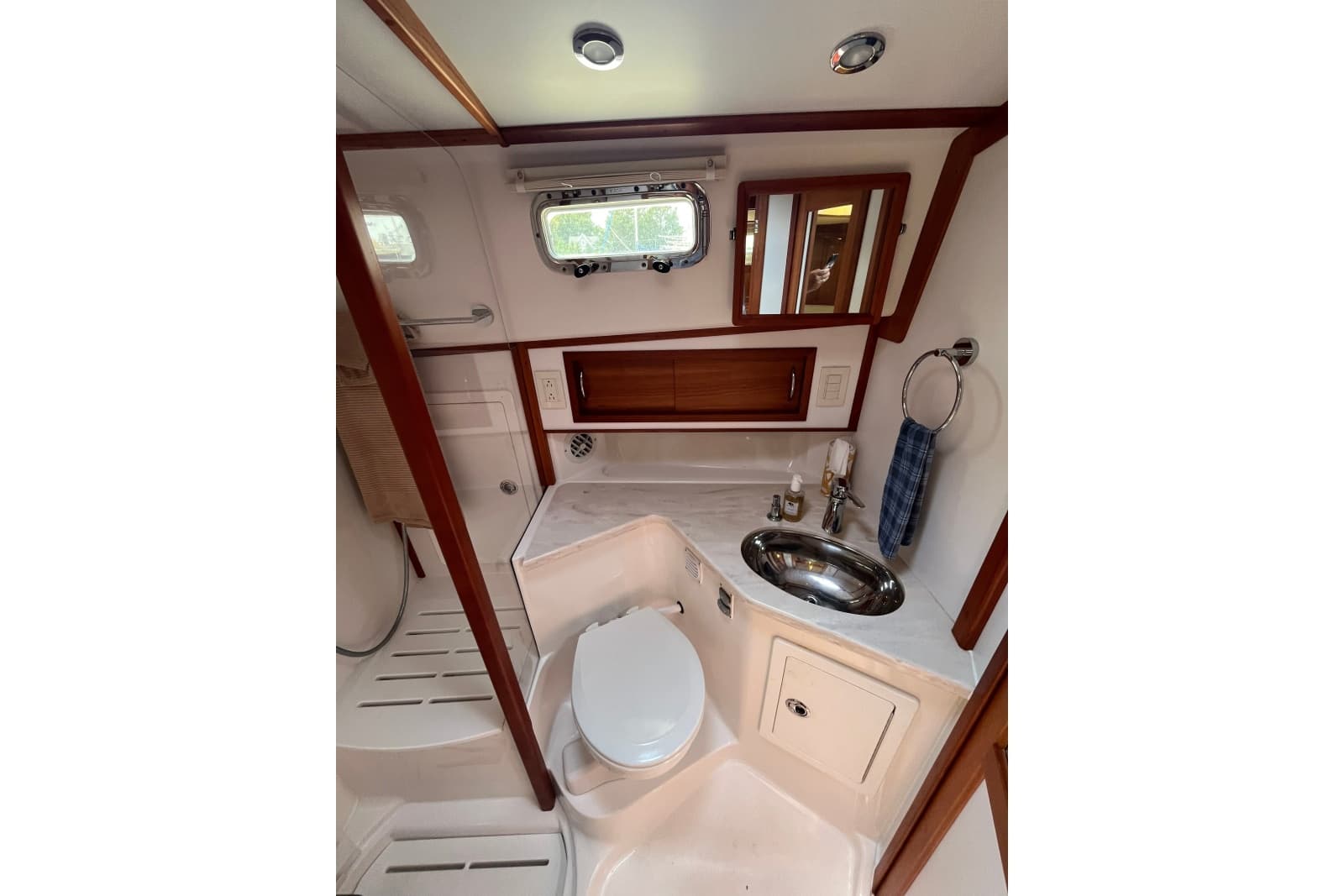 2018 Sabre 42 Fly Bridge Sedan - Photo 32