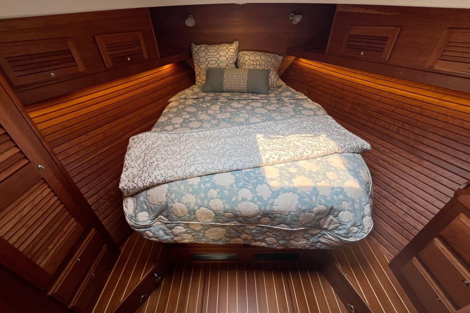 2018 Sabre 42 Fly Bridge Sedan - Photo 33