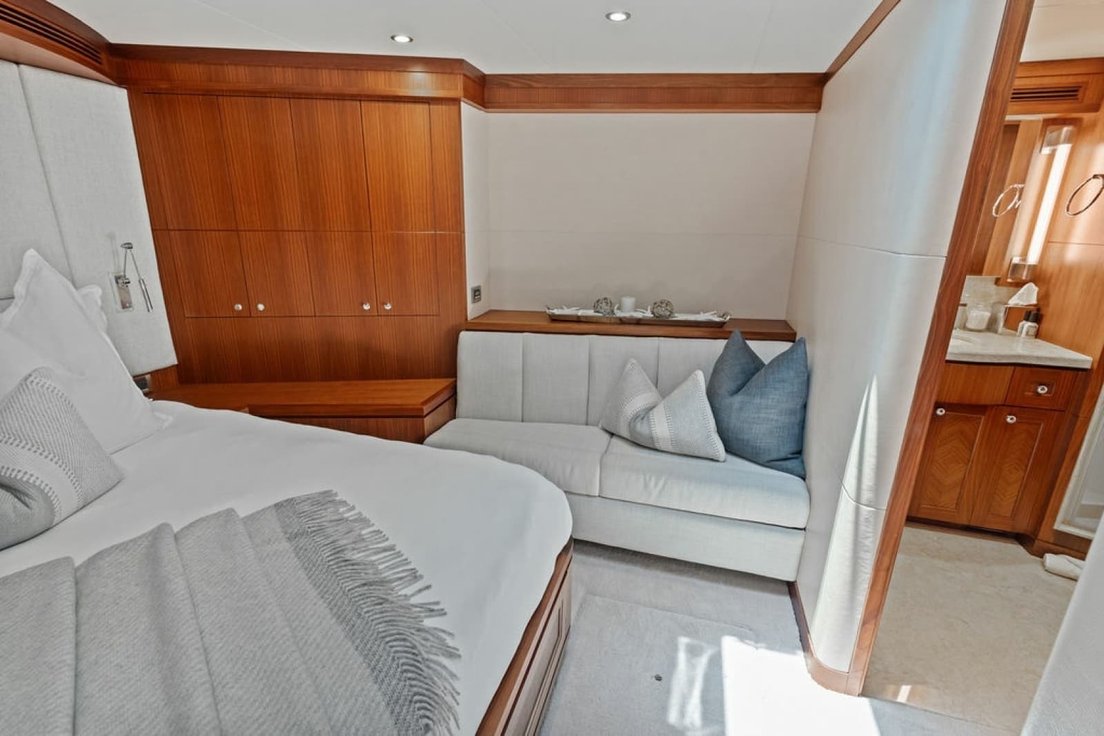 2012 Ocean Alexander 90 Skylounge - Photo 91