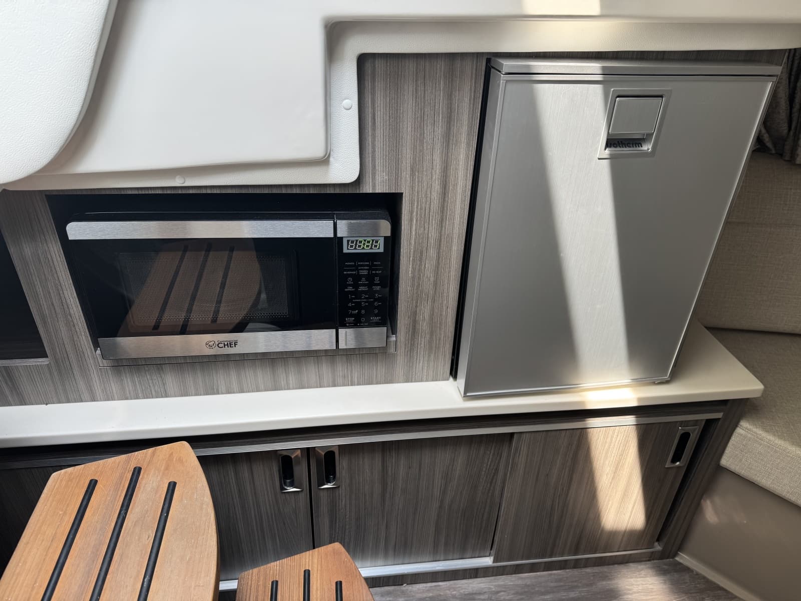 2025 Sea Ray 320 Sundancer OB - Photo 21