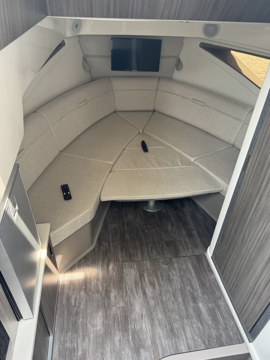 2025 Sea Ray 320 Sundancer OB - Photo 22