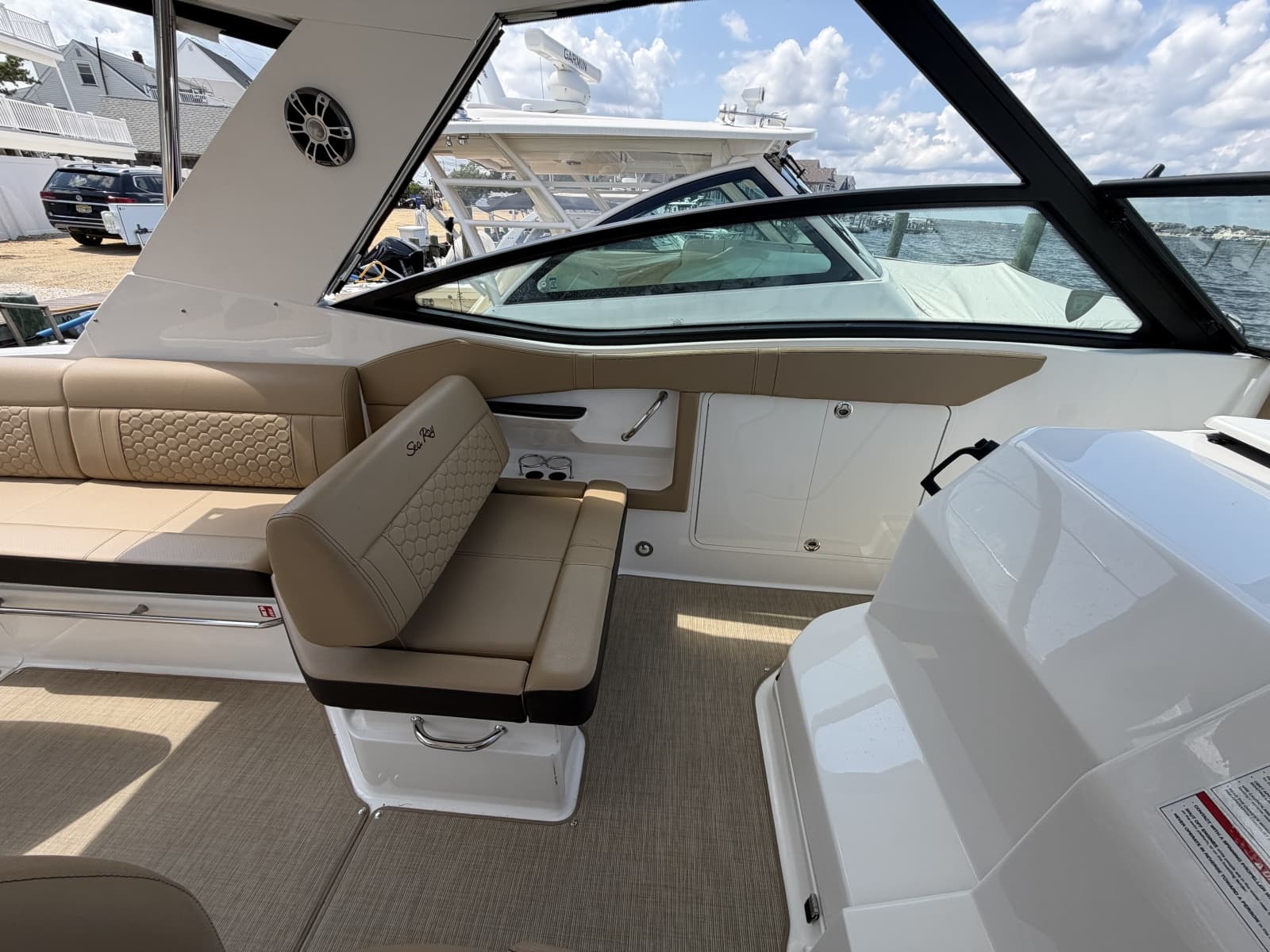 2025 Sea Ray 320 Sundancer OB - Photo 17