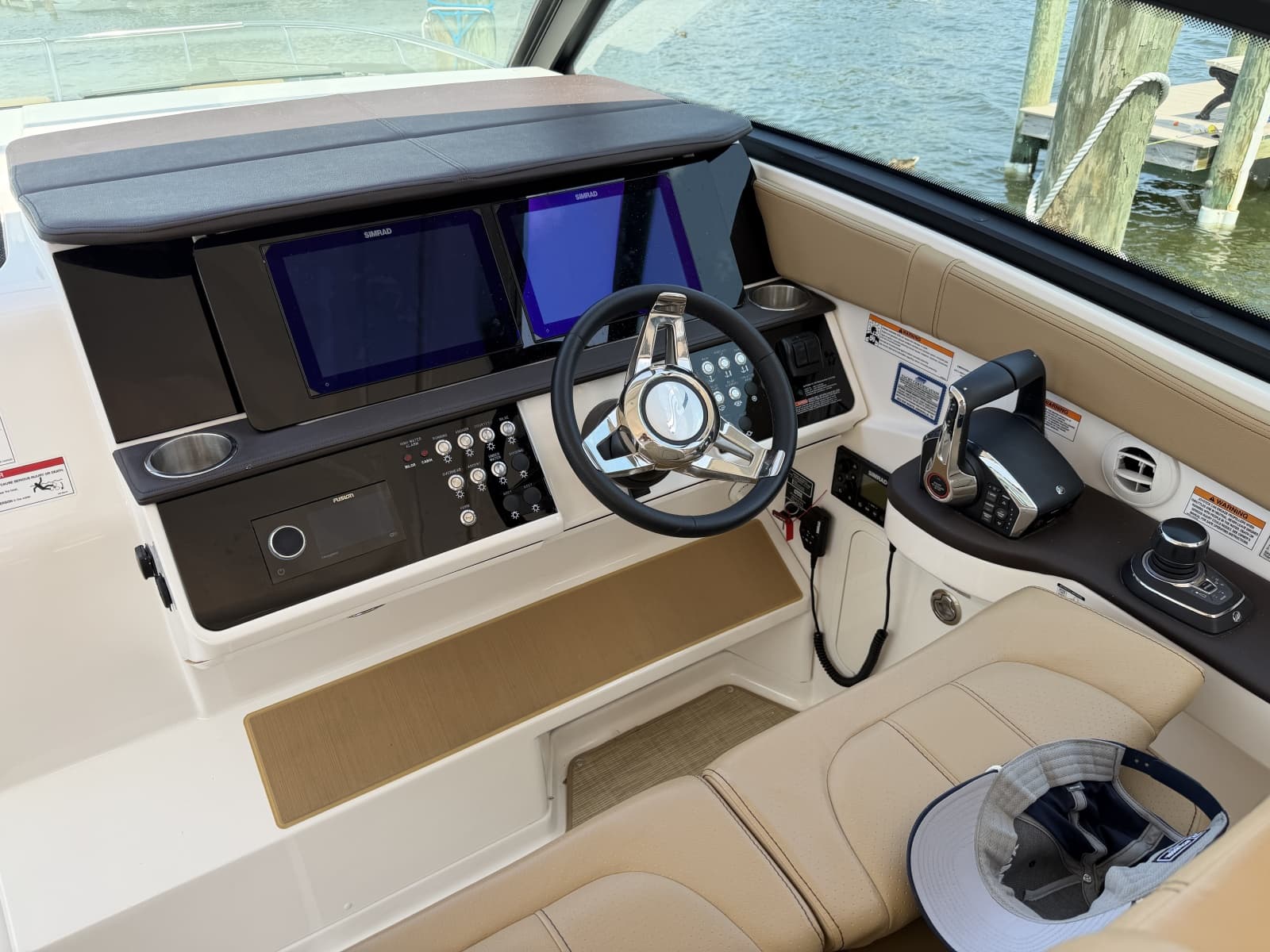 2025 Sea Ray 320 Sundancer OB - Photo 19