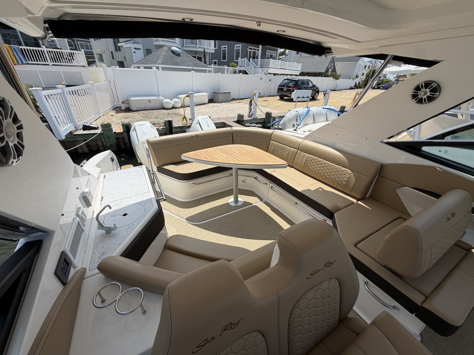 2025 Sea Ray 320 Sundancer OB - Photo 15