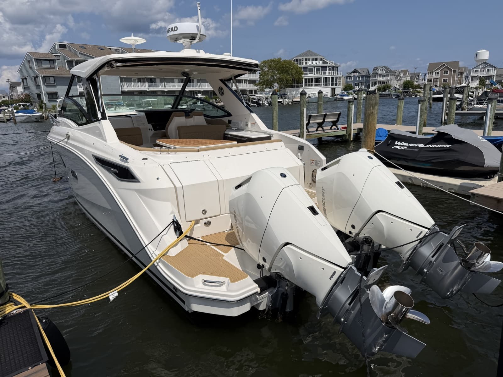 2025 Sea Ray 320 Sundancer OB - Photo 11