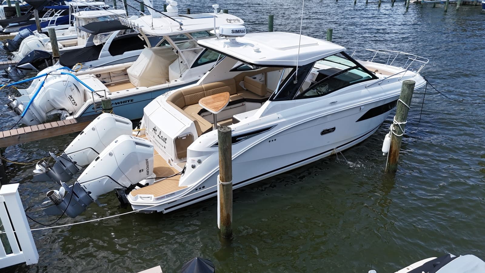 2025 Sea Ray 320 Sundancer OB - Photo 8