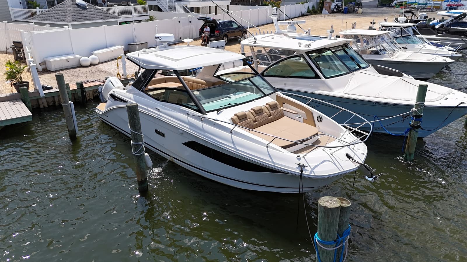 2025 Sea Ray 320 Sundancer OB - Photo 10