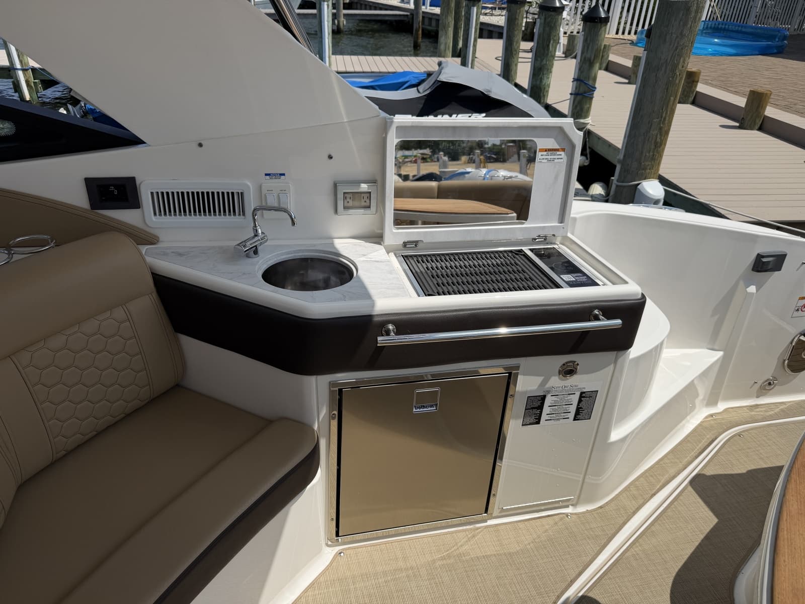 2025 Sea Ray 320 Sundancer OB - Photo 14