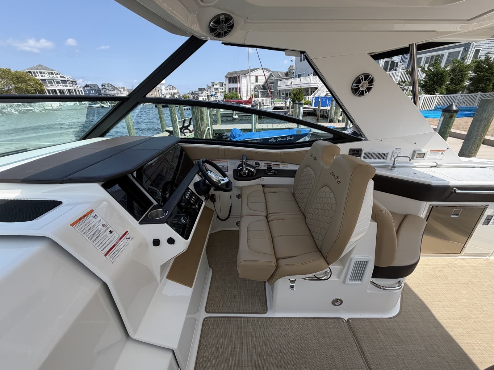 2025 Sea Ray 320 Sundancer OB - Photo 18