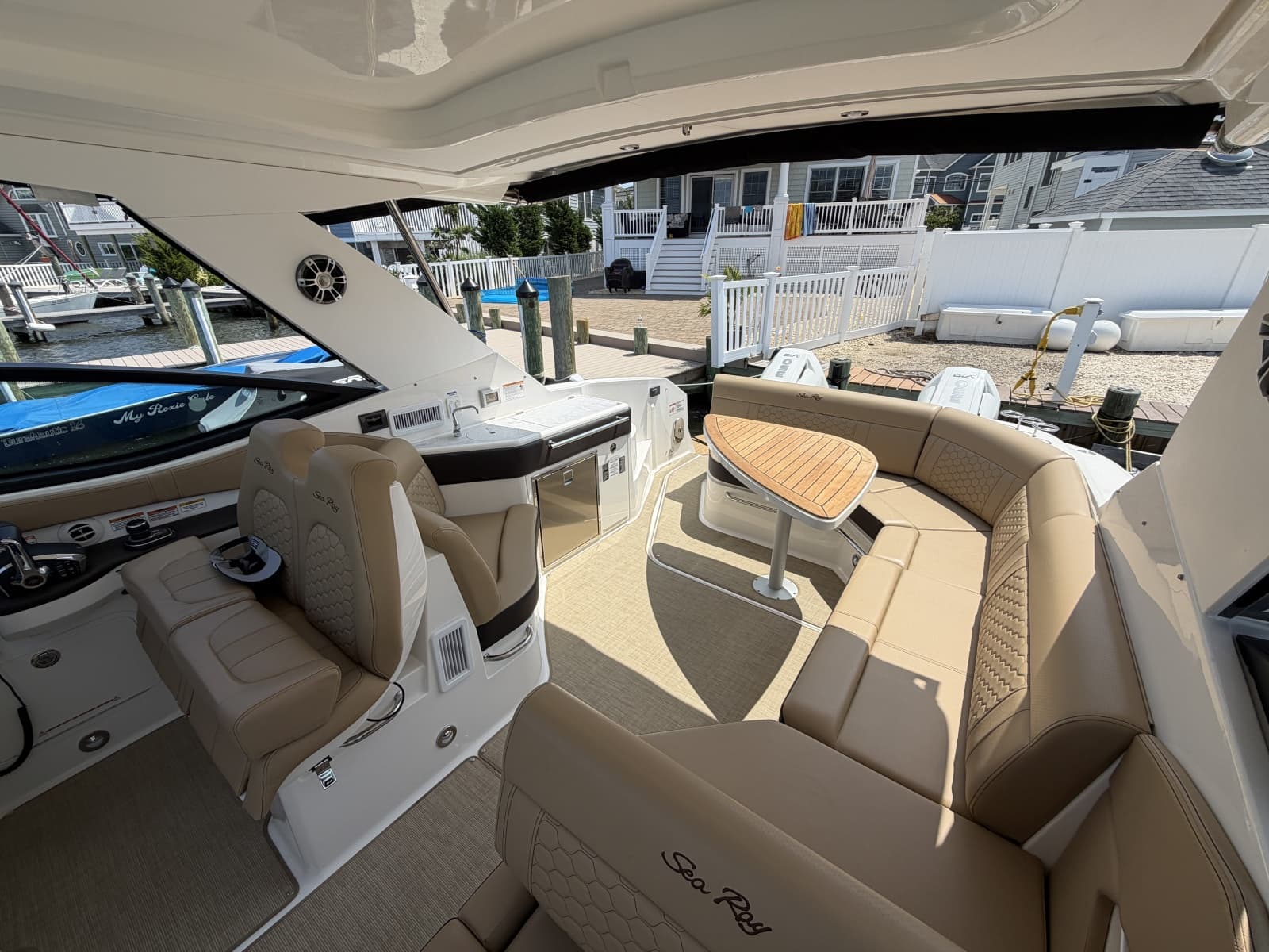 2025 Sea Ray 320 Sundancer OB - Photo 16