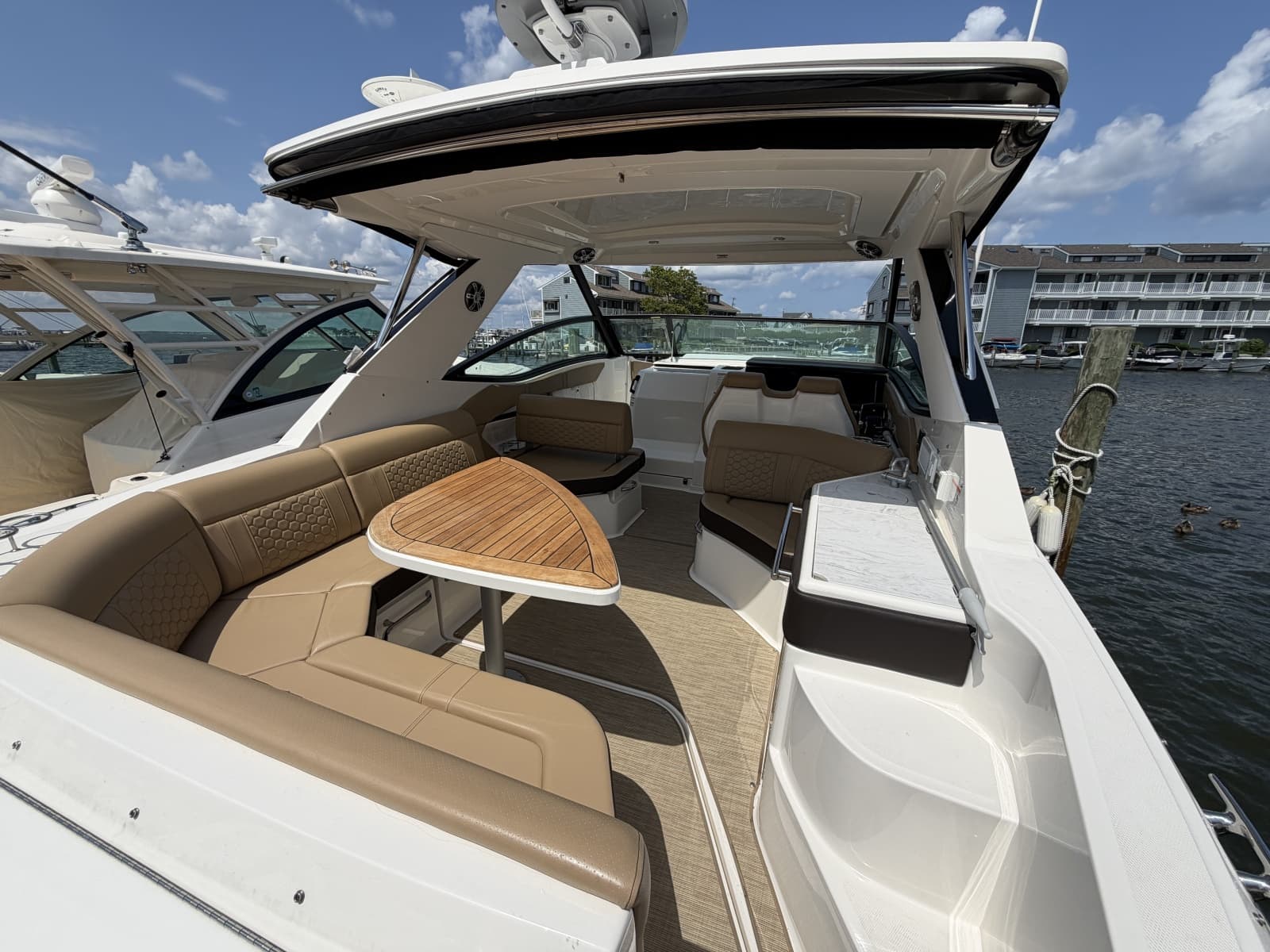 2025 Sea Ray 320 Sundancer OB - Photo 12