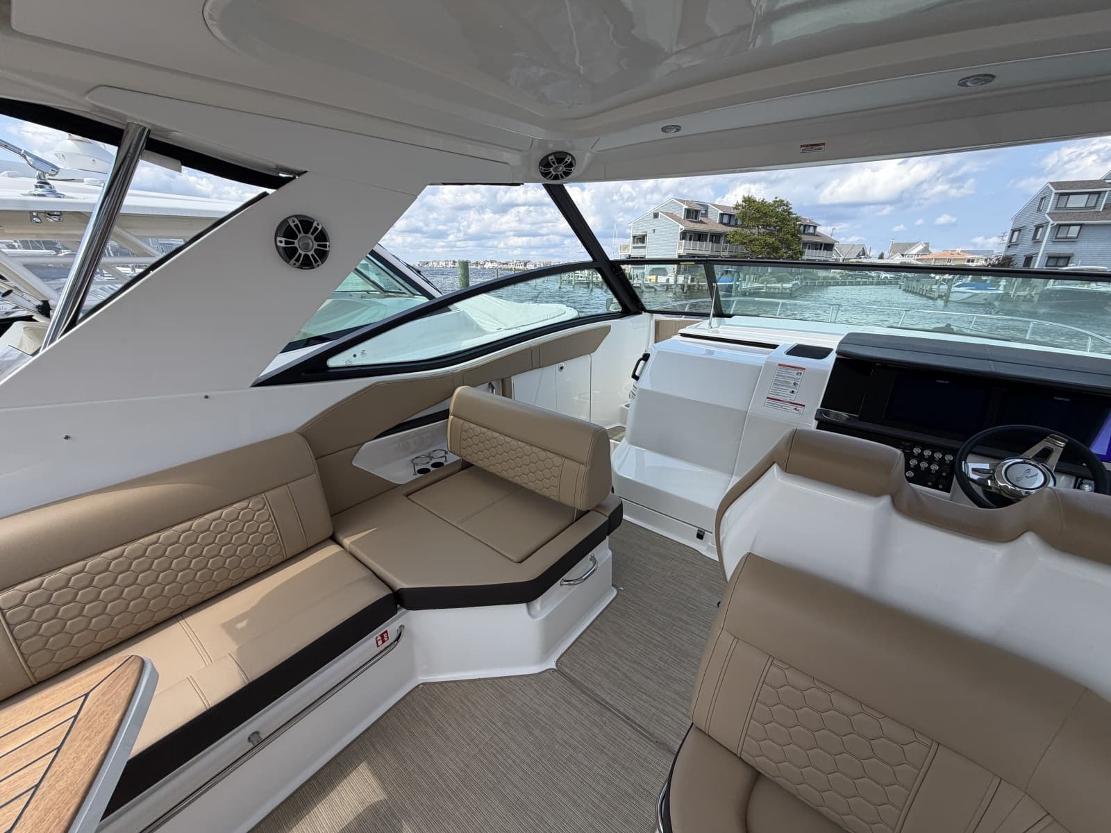 2025 Sea Ray 320 Sundancer OB - Photo 13