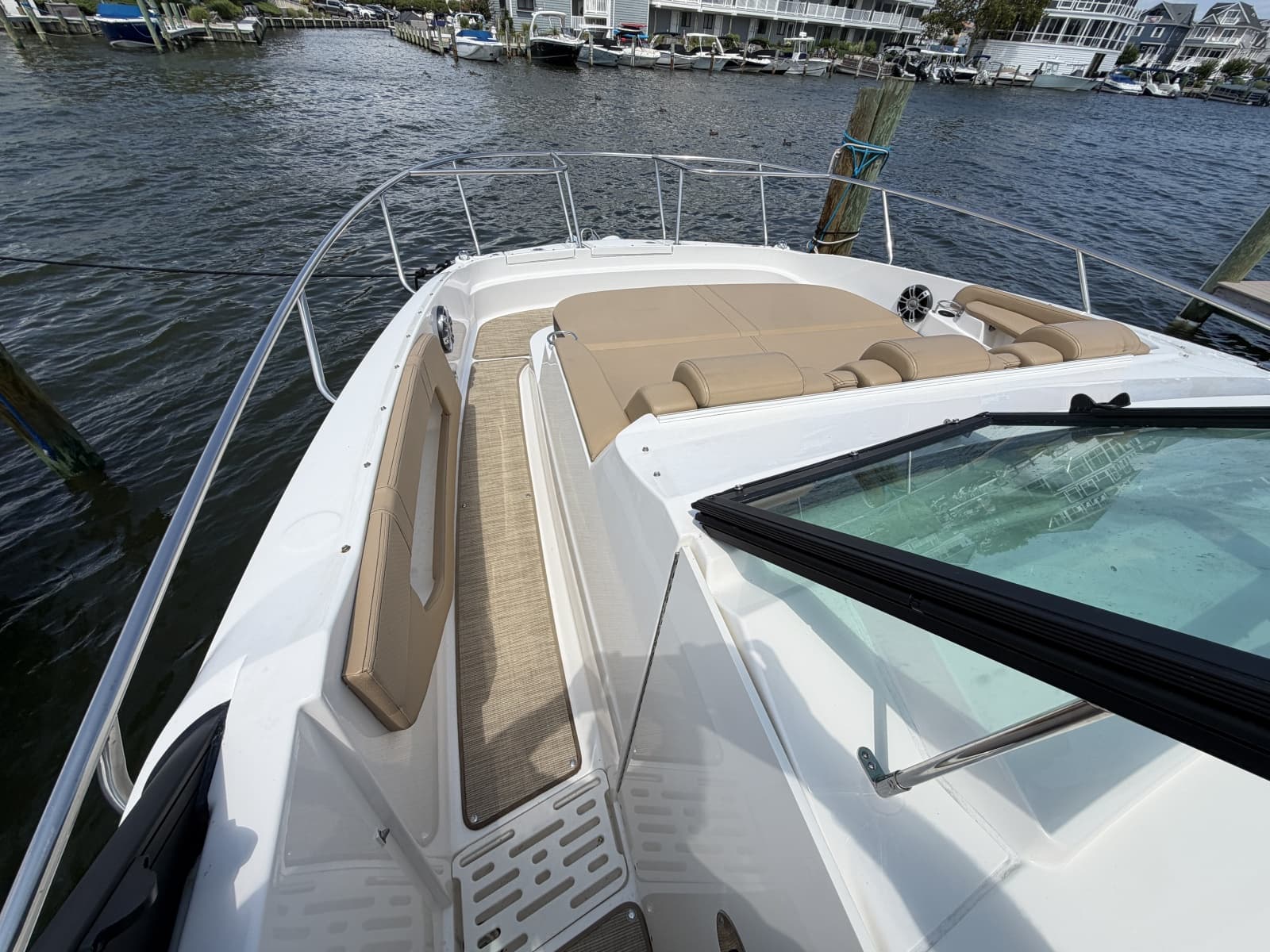 2025 Sea Ray 320 Sundancer OB - Photo 21