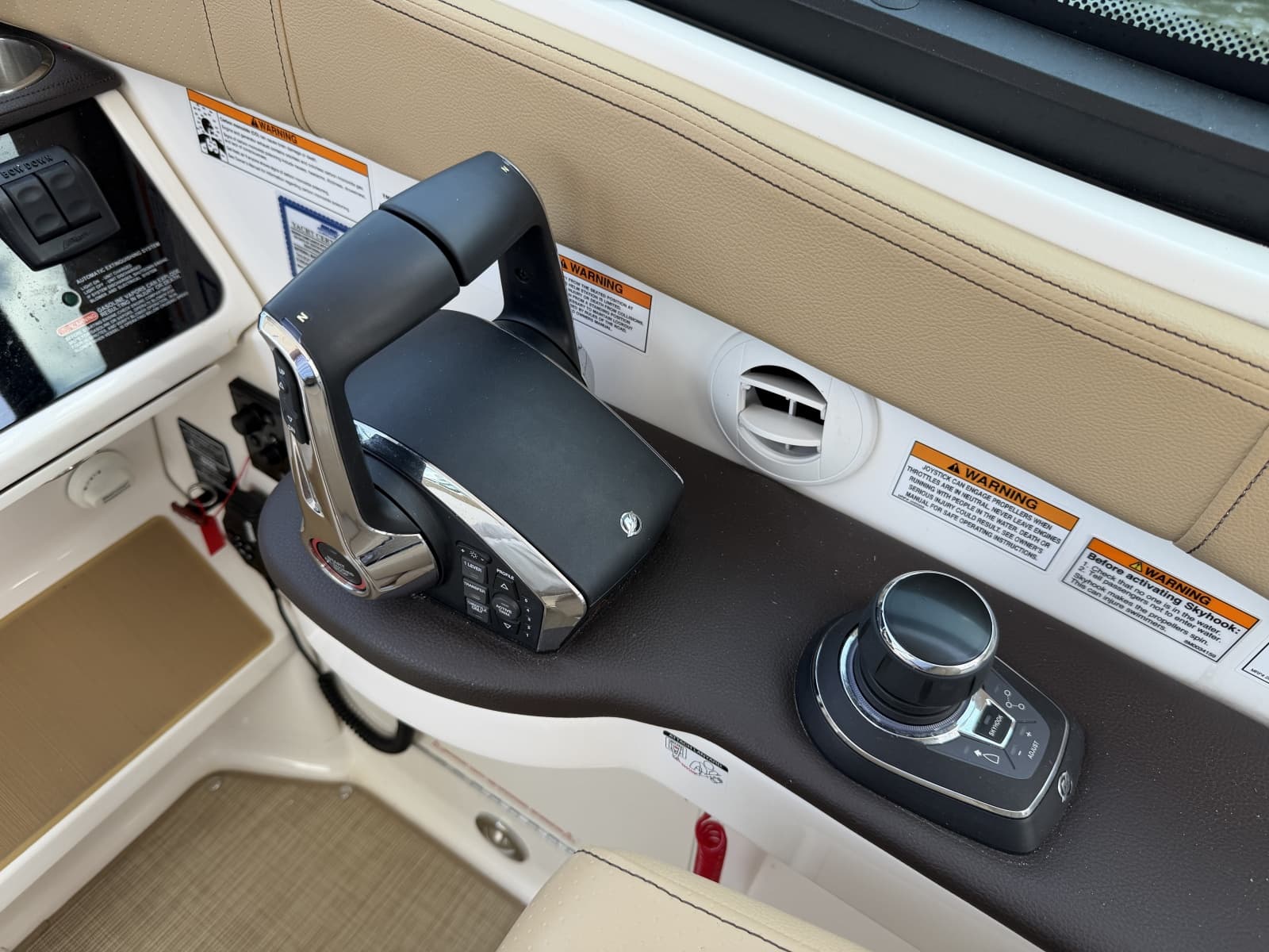 2025 Sea Ray 320 Sundancer OB - Photo 20