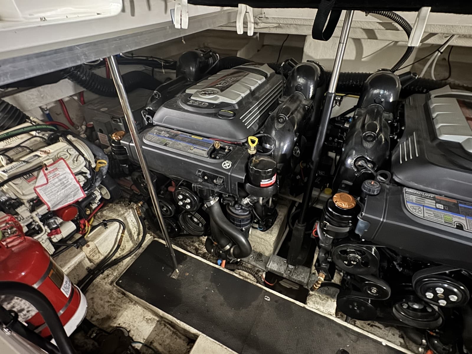 2018 Chaparral 330 Signature - Photo 17