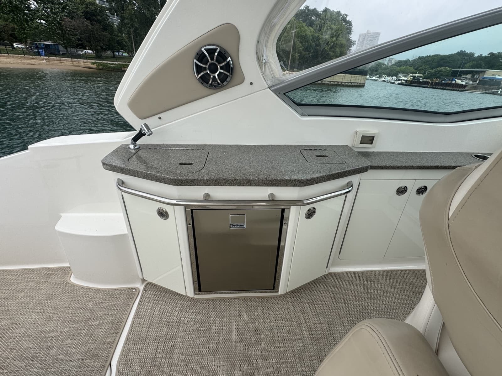 2018 Chaparral 330 Signature - Photo 7