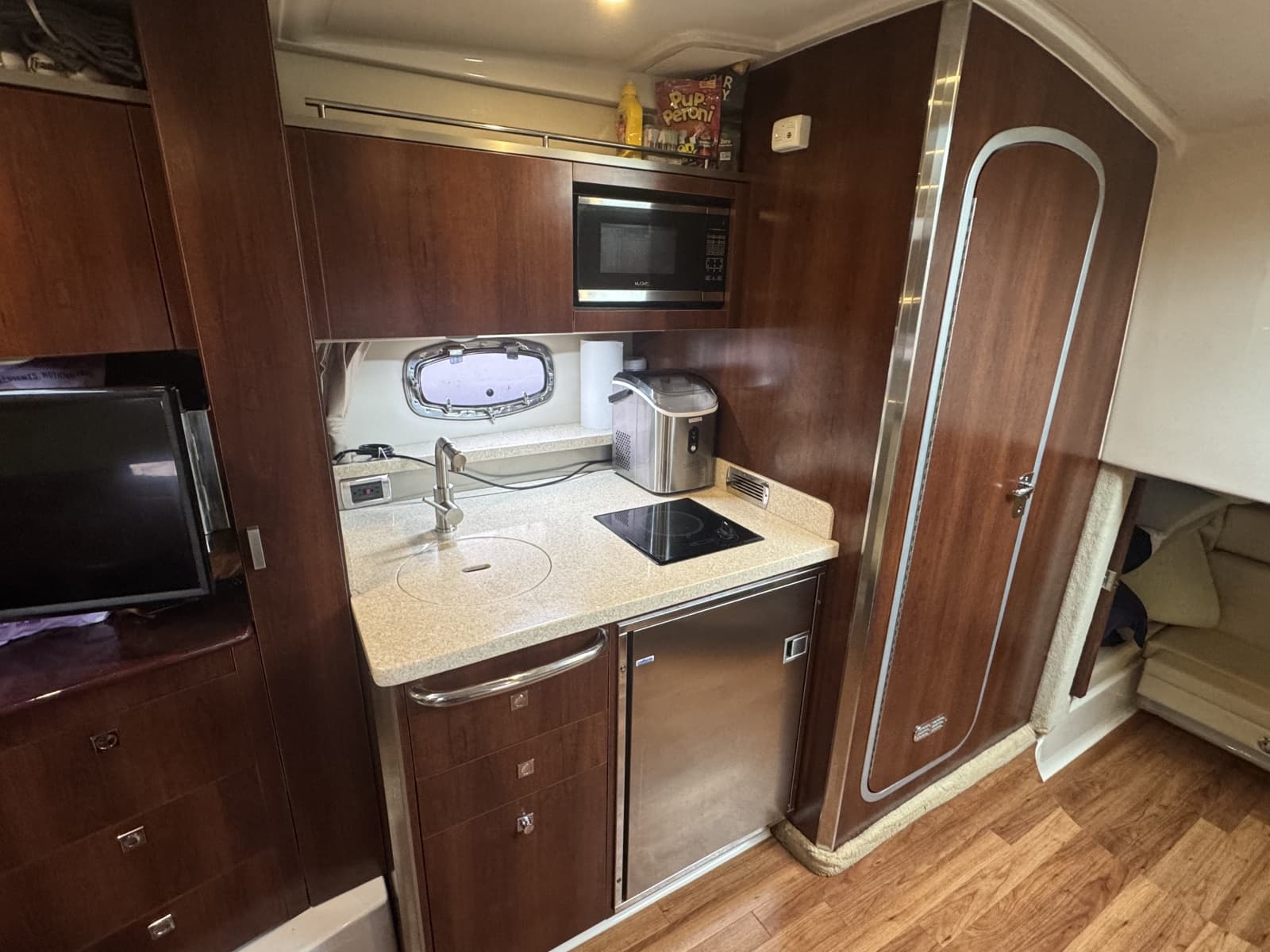 2018 Chaparral 330 Signature - Photo 11