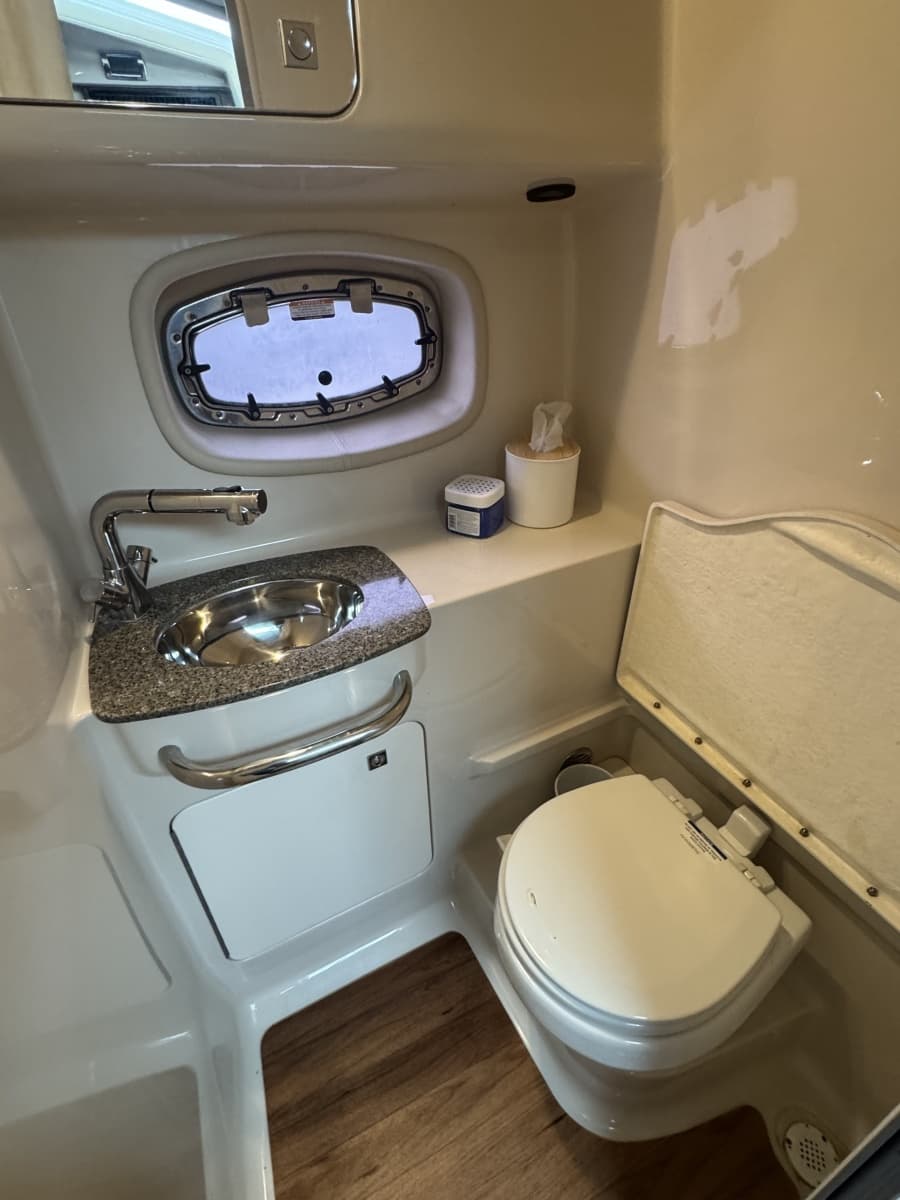 2018 Chaparral 330 Signature - Photo 16