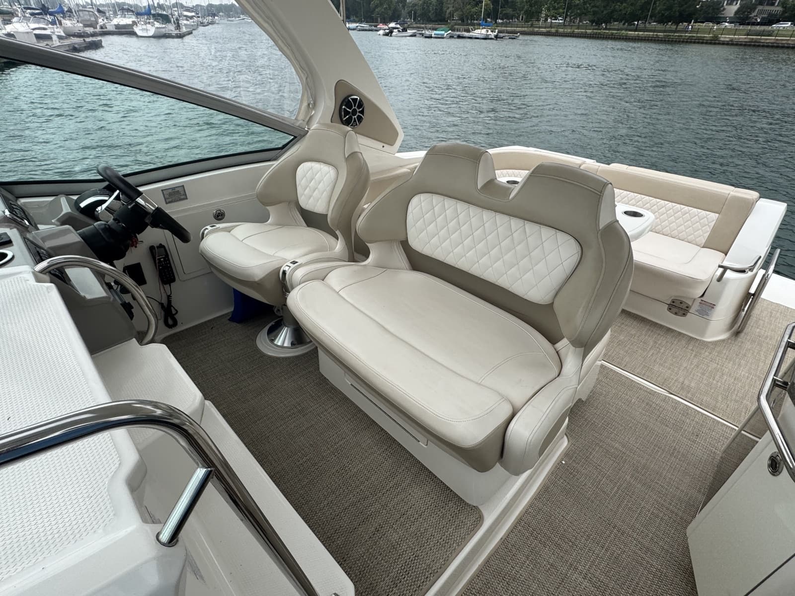 2018 Chaparral 330 Signature - Photo 8