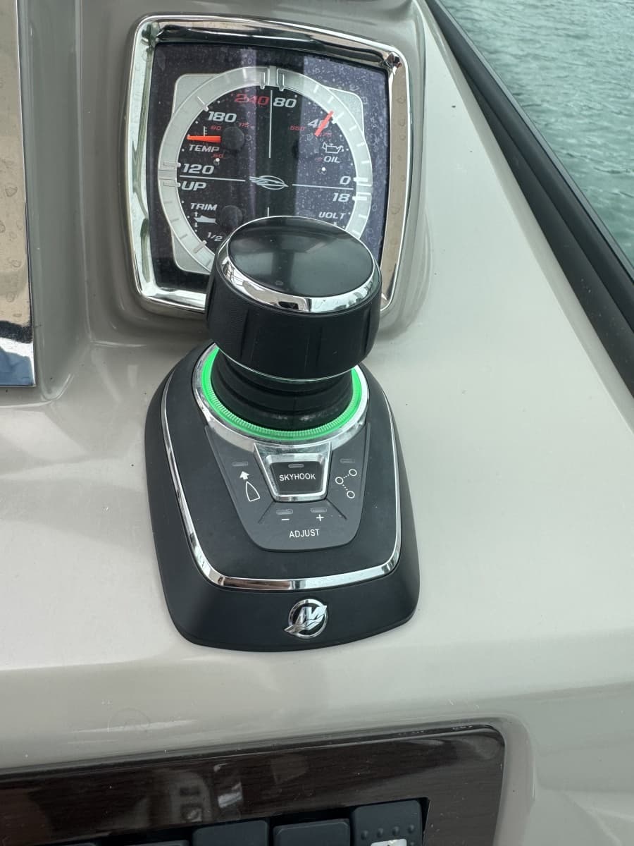 2018 Chaparral 330 Signature - Photo 10