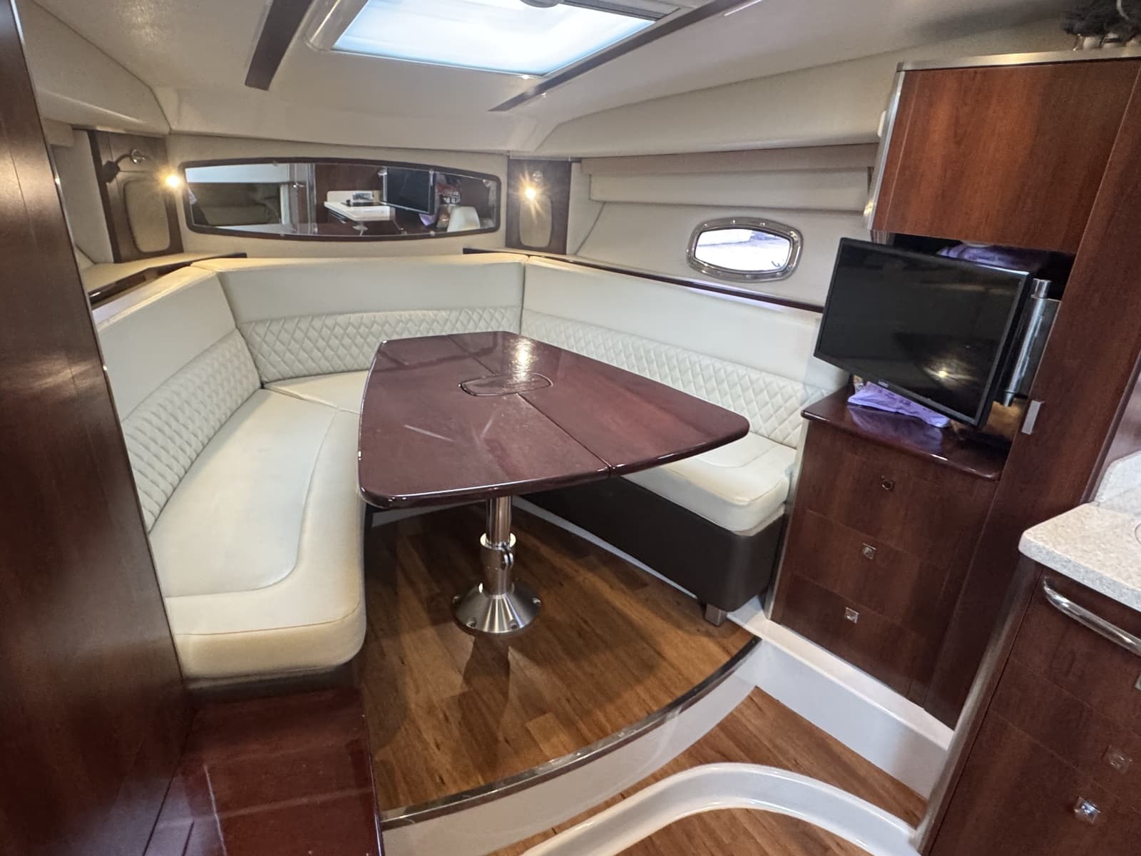 2018 Chaparral 330 Signature - Photo 13