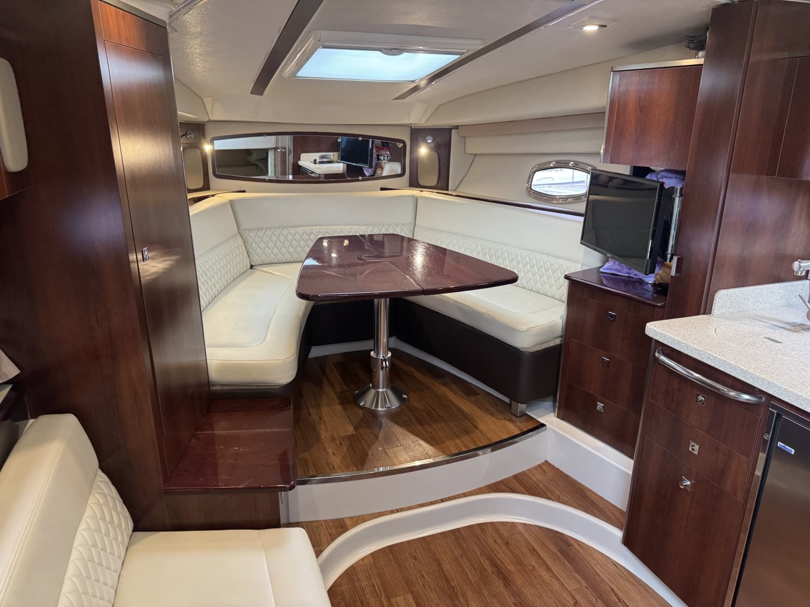2018 Chaparral 330 Signature - Photo 12