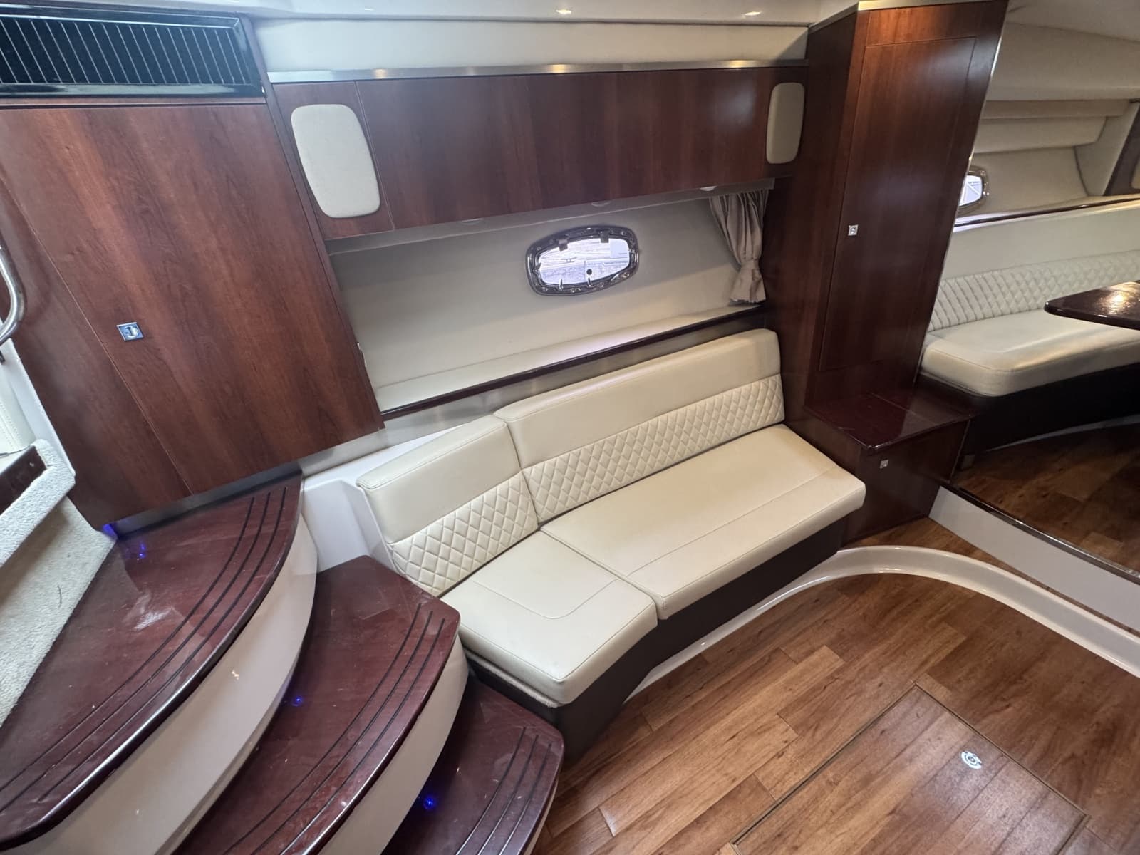 2018 Chaparral 330 Signature - Photo 14