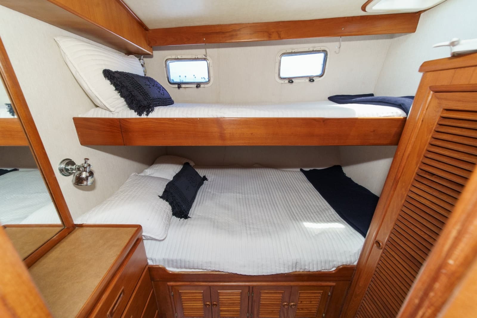 1989 Offshore Yachts Sedan - Photo 55