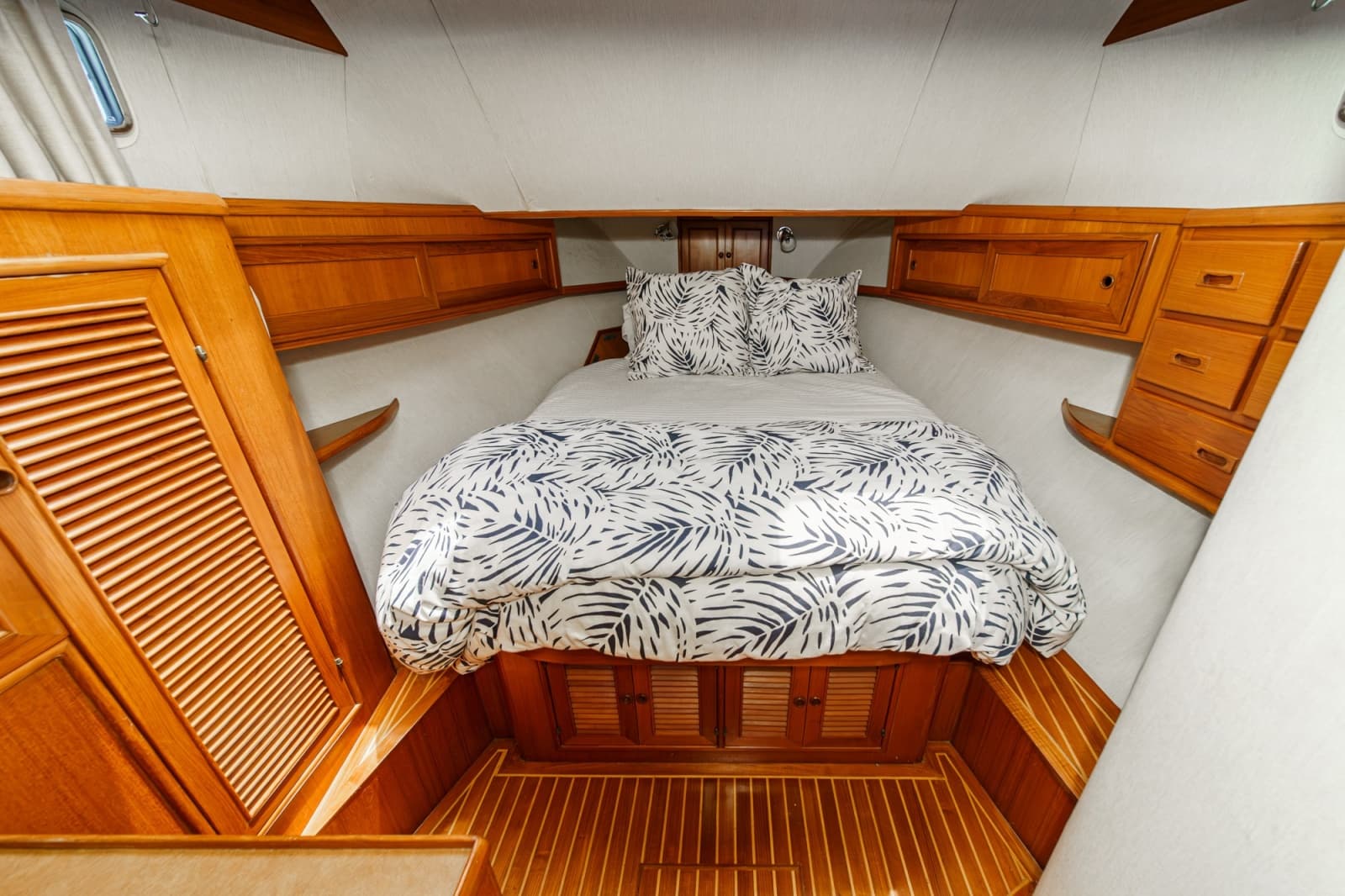 1989 Offshore Yachts Sedan - Photo 50