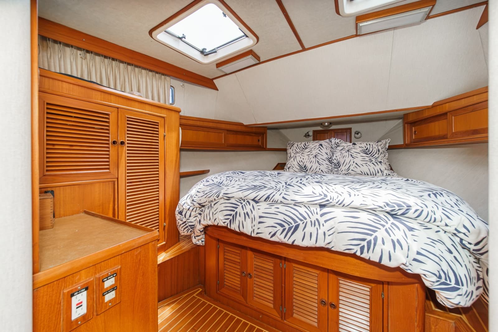 1989 Offshore Yachts Sedan - Photo 51