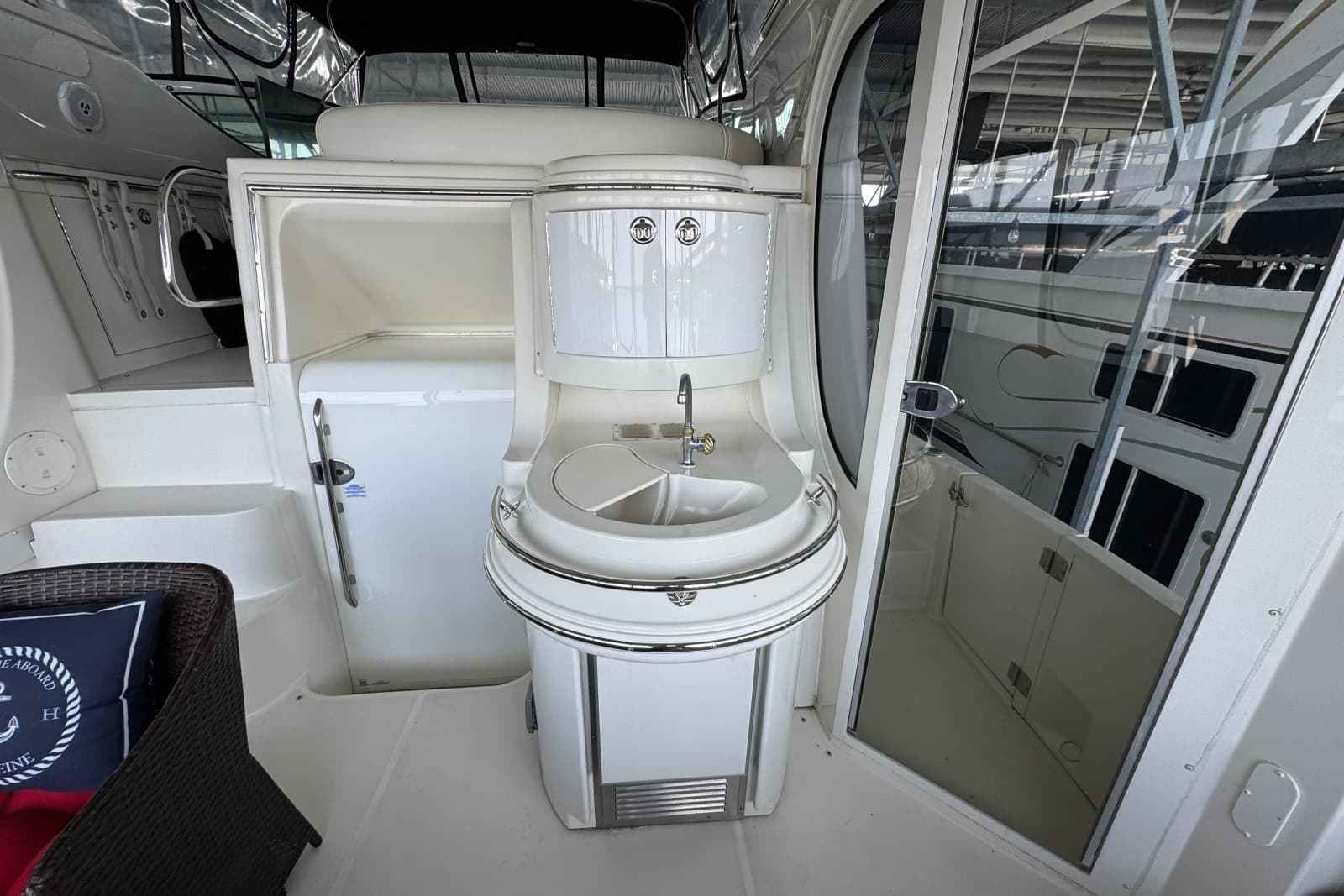 2004 Carver 466 Motor Yacht - Photo 24