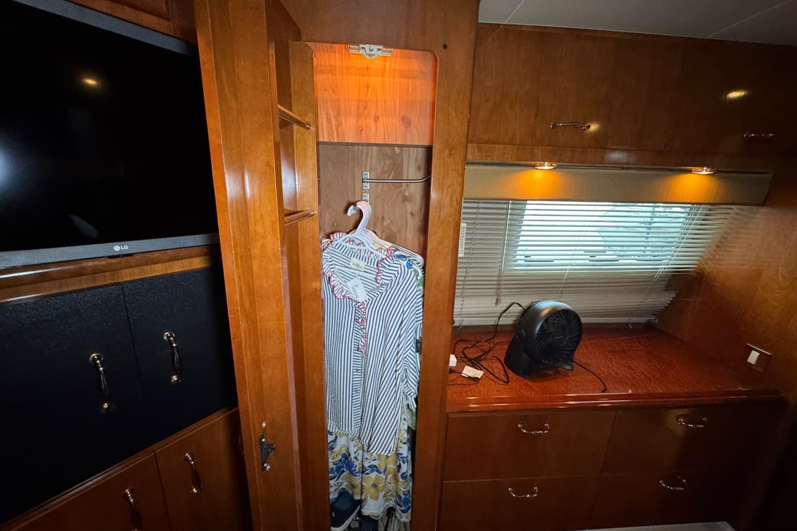 2004 Carver 466 Motor Yacht - Photo 102