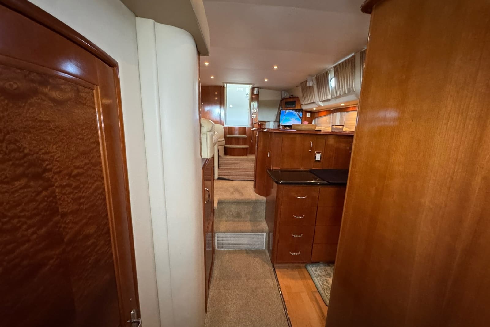 2004 Carver 466 Motor Yacht - Photo 92