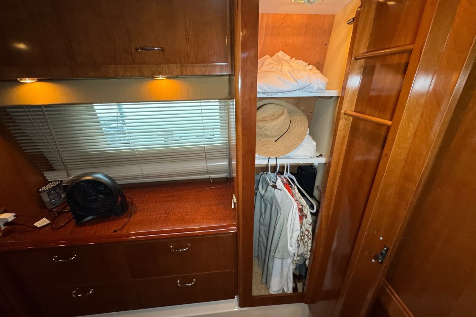2004 Carver 466 Motor Yacht - Photo 103