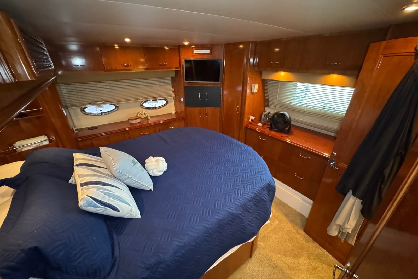 2004 Carver 466 Motor Yacht - Photo 96