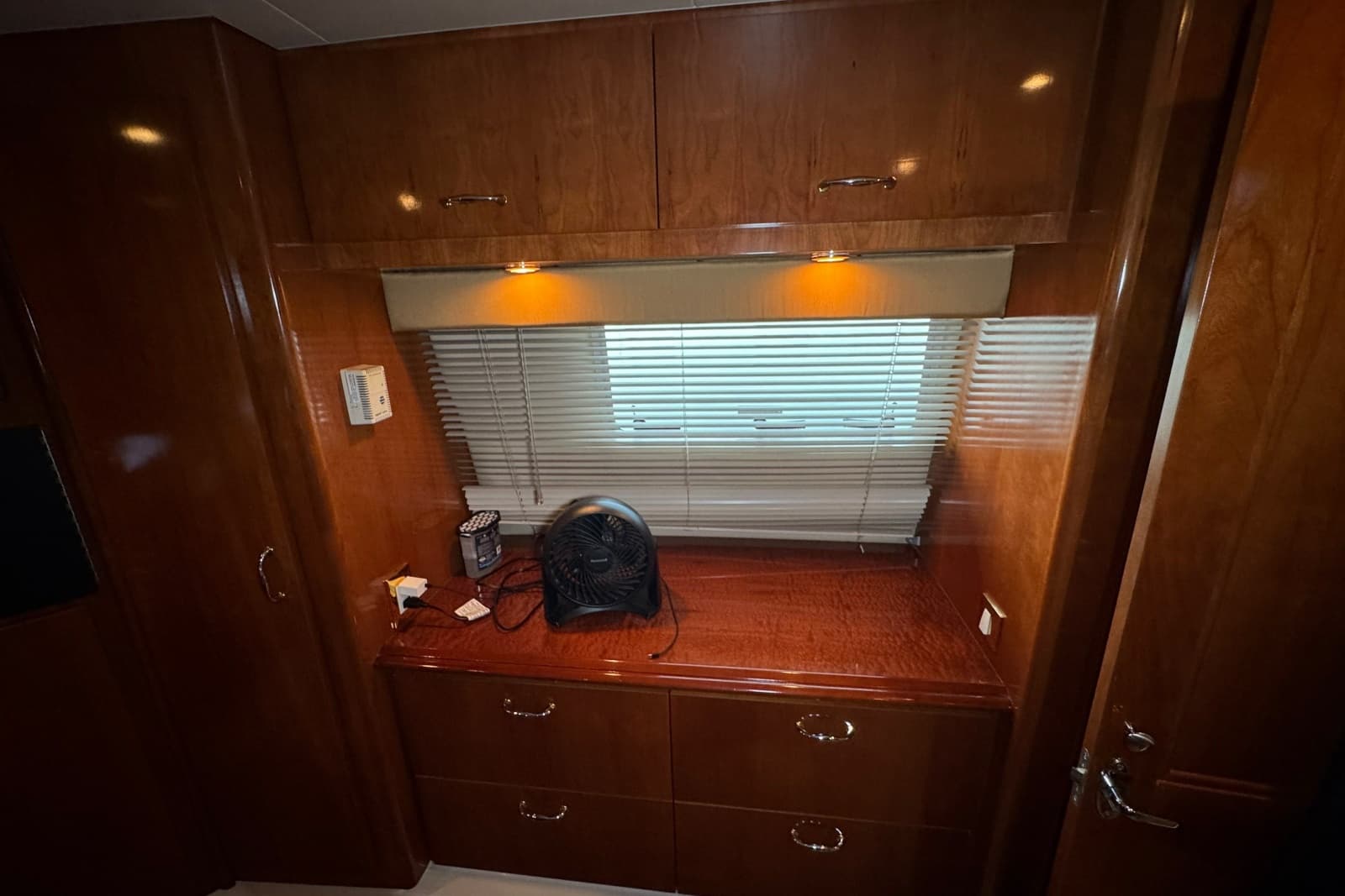 2004 Carver 466 Motor Yacht - Photo 97