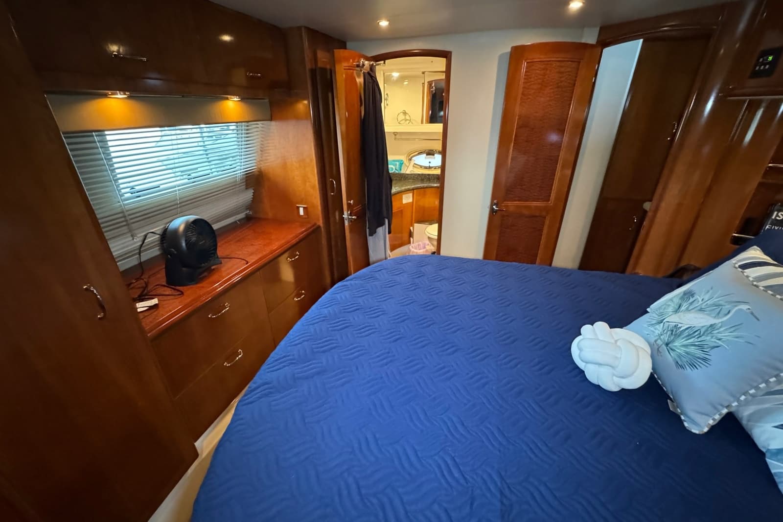 2004 Carver 466 Motor Yacht - Photo 101