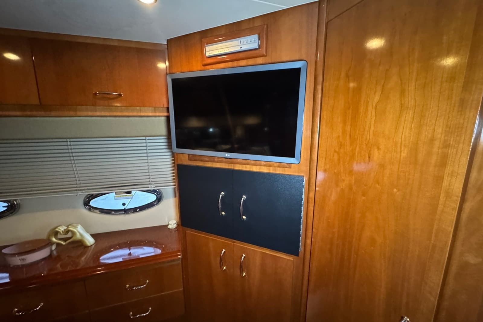 2004 Carver 466 Motor Yacht - Photo 98