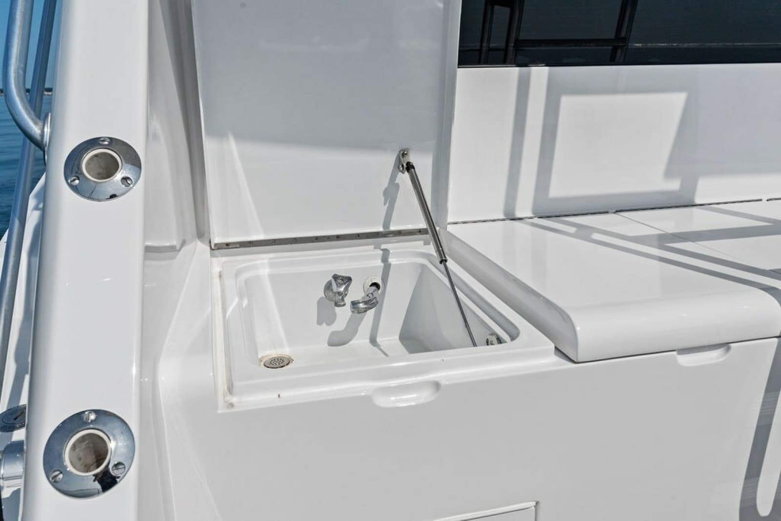 1999 Hatteras 60 Convertible - Photo 21