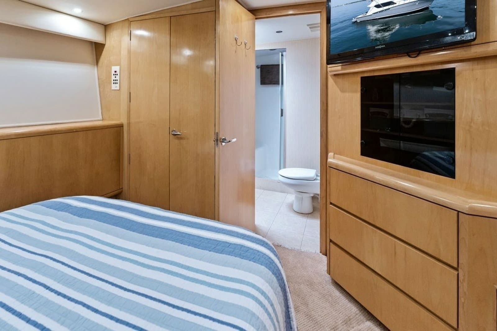 1999 Hatteras 60 Convertible - Photo 50