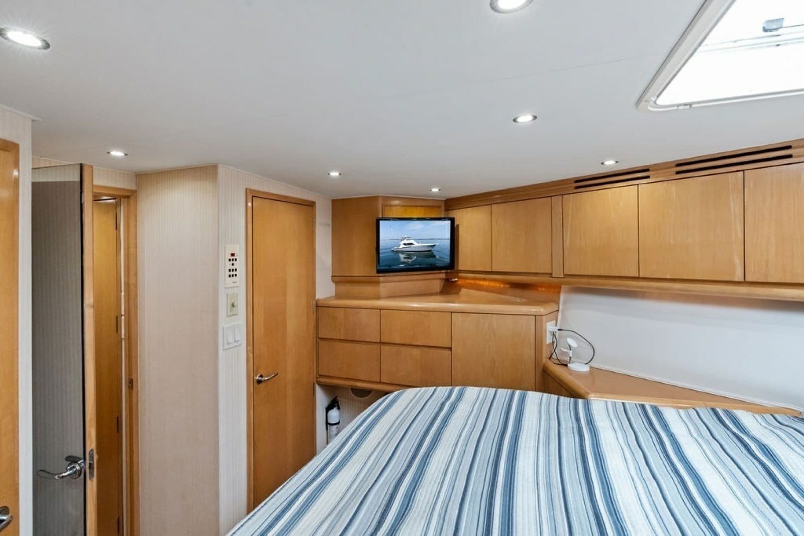 1999 Hatteras 60 Convertible - Photo 56