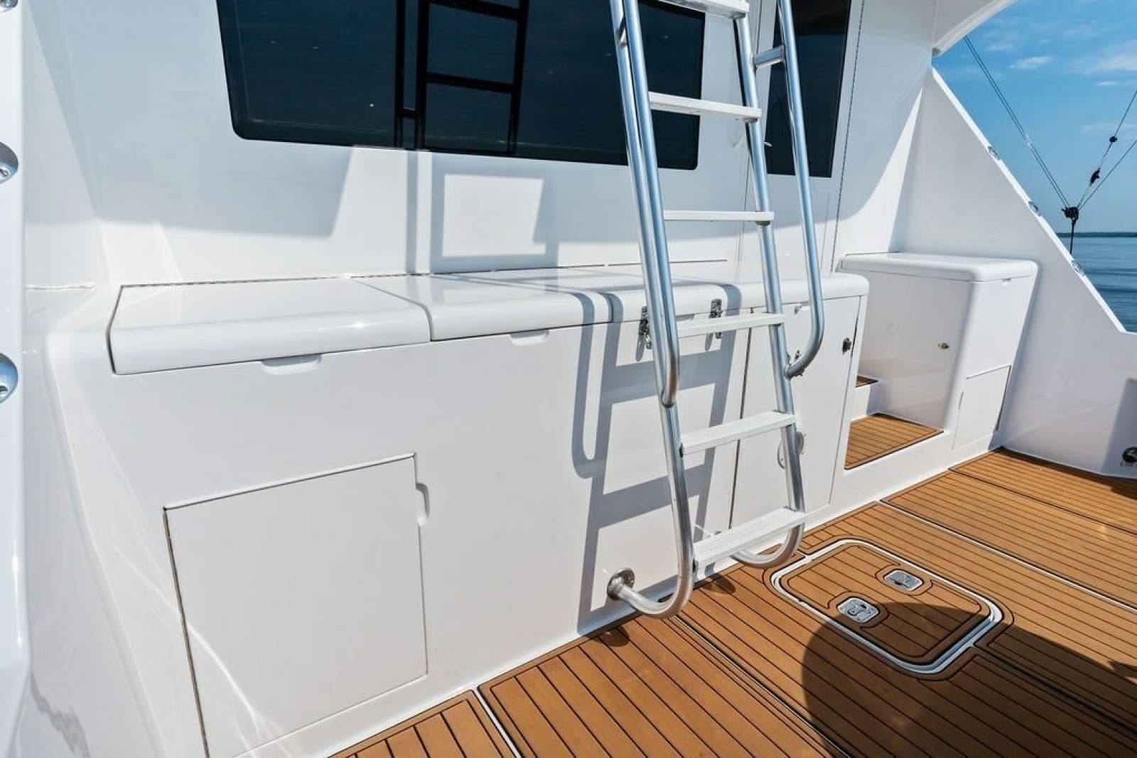 1999 Hatteras 60 Convertible - Photo 20